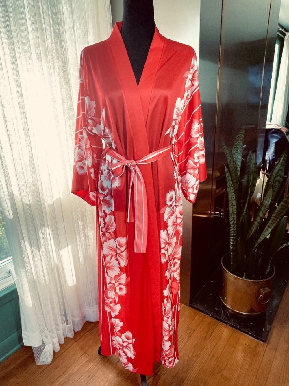 Vintage 1980s robe, light weight, kimono style, red white floral, size 6/8 (M)